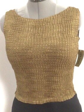 Plisse Scoop Neck Sleeveless Cropped Top